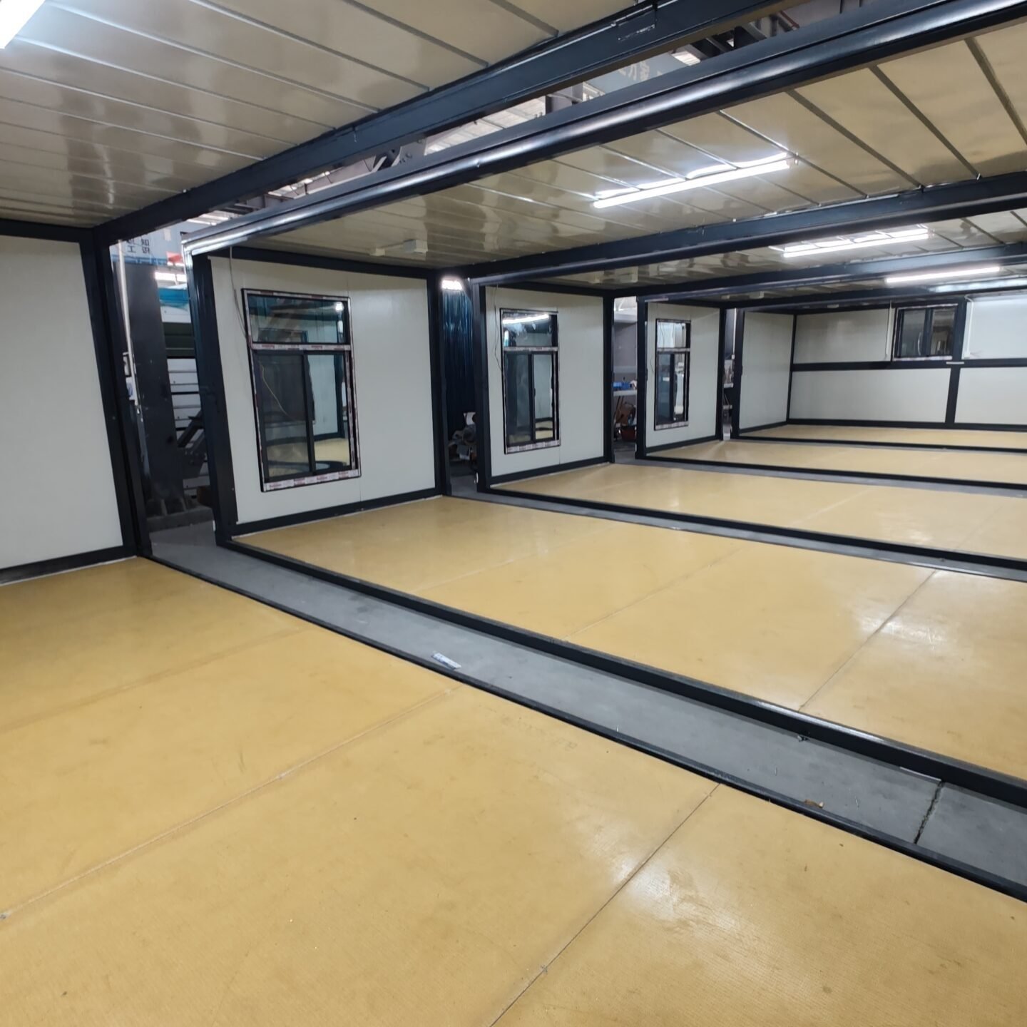 Folding interconnecting container