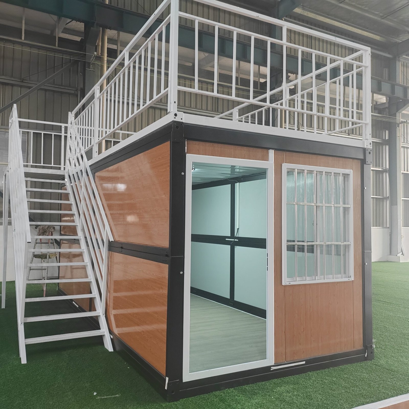 Folding container with top terrace